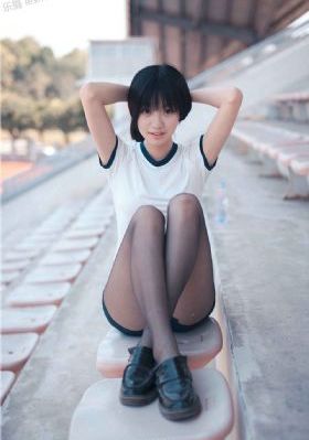 带珍珠耳环的少女